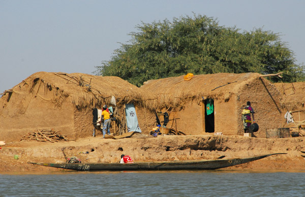Niger River village, getting close to our destination Konna now
