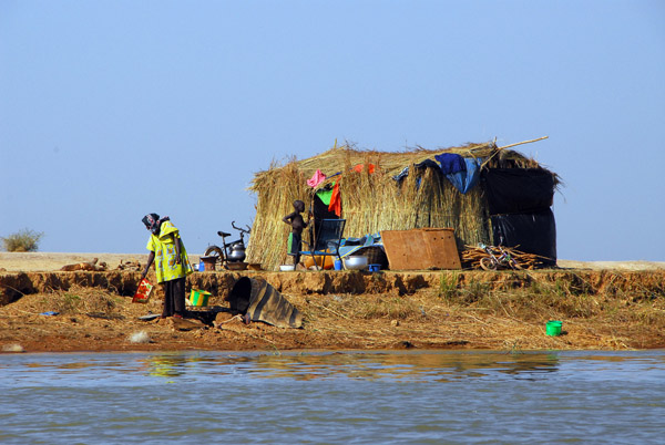 Nomad hut along the Niger River near Konna