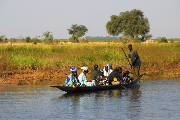 10 people in a pirogue near Konna, Mali