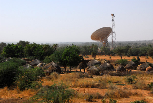 Contract - grass huts and a satellite communication center near Niamey, Niger