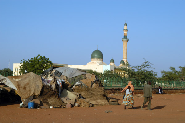 Squatter huts outside the Grand Mosque, Niamey