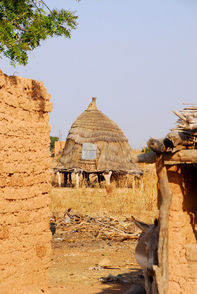 Beehive shaped granary, Niger