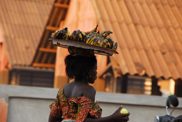 Woman carrying a tray of bananas, Abomey