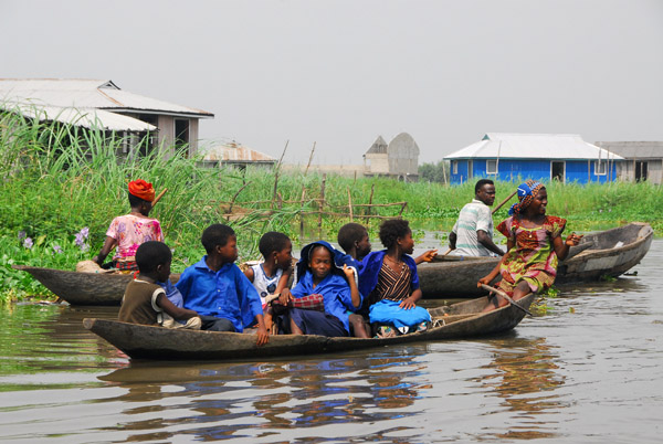 Boatload of kids, Ganvié, Lac Nakoué, Bénin