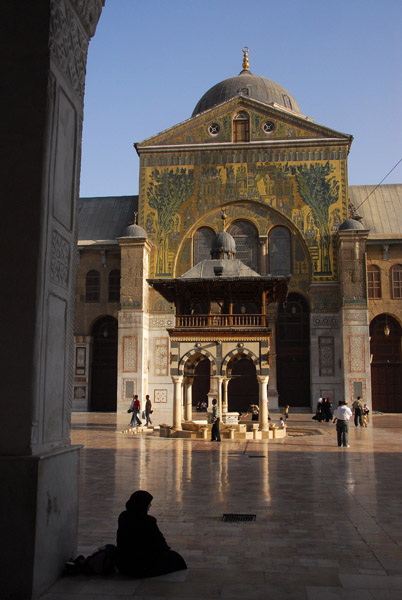 Main prayer hall seen through the Bab al Amara