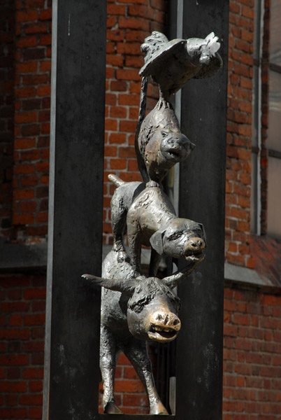 Riga City Musicians sculpture behind St. Peter's
