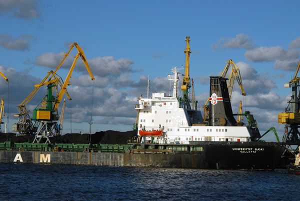 Polish bulk cargo carrier Uniwersytet Slaski with a load of coal at Riga