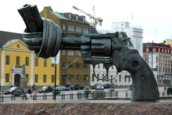Carl Fredrik Reuterswärd sculpture Non Violence 1985 Malmö