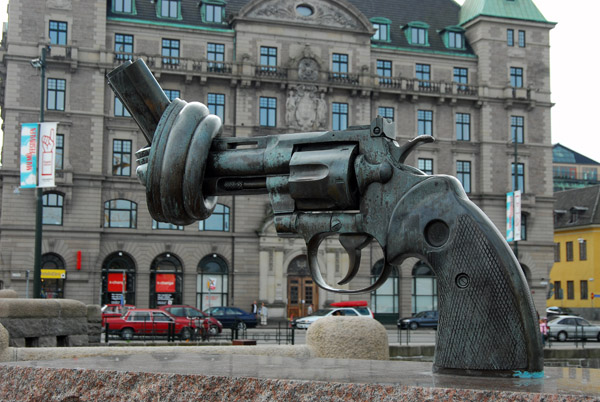 Carl Fredrik Reuterswärd sculpture Non Violence 1985 Malmö
