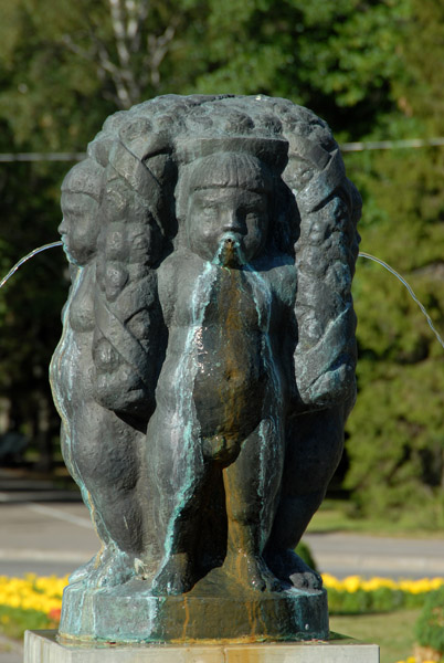 Sculpture in front of the Mud Baths, Prnu