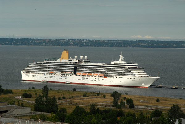 P&O Arcadia docked at Tallinn, July 2006