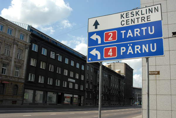 Roadsign on Narva maantee, Tallinn for Tartu and Pnru