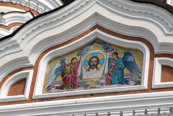 Mosaic of two angels holding the Veil of Veronica, by A. Frolov