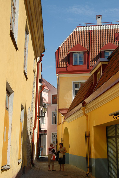 Narrow lane, Toompea Hill, Tallinn
