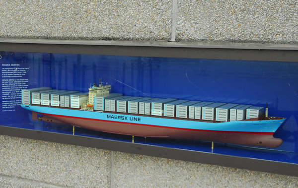 Regina Mærsk container vessel - 318m, built 1996