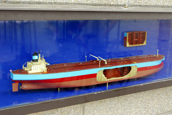 Emma Mærsk - 1993 VLCC double-hulled Supertanker, 330m