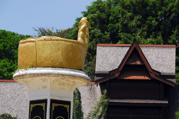 Monument in the form of Malay royal headwear, Malaka Sultan's Palace