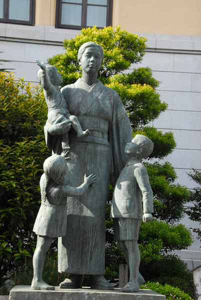 Statue of a mother raising her children alone, 1974