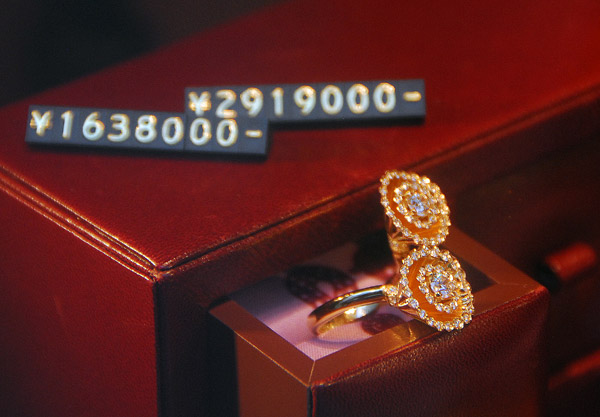 Ginza jewelry shop, rings - 1,638,000 yen & 2,919,000 yen ($14,900-26,500)