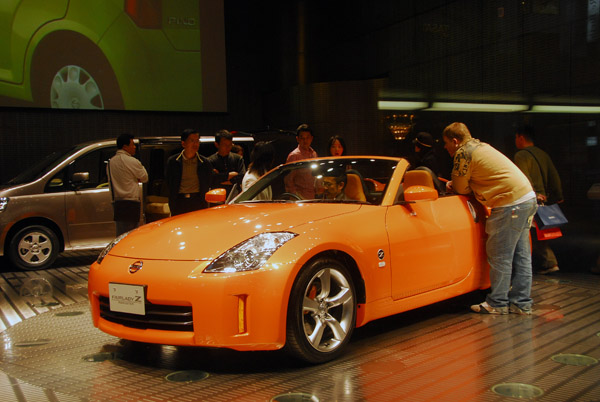 Ginza Nissan showroom, Fairlady Z Roadster
