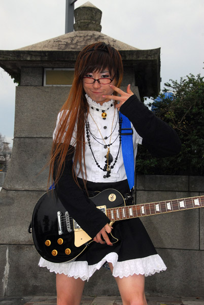 Cos-play-zoku cross-dressing guitar player