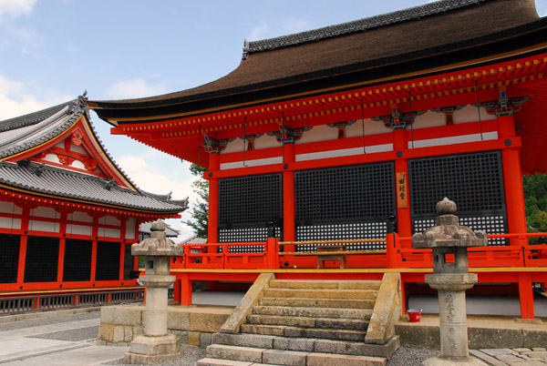 Most of the present structures were built in 1633 under Tokugawa Shogun Iemitsu
