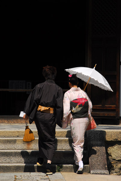 Japanese couple in traditional dress, Kodai-ji