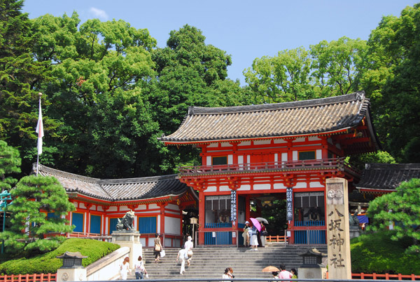 Yasaka-jinja Shrine, at the east end of Shijo-dori, Kyoto-Gion