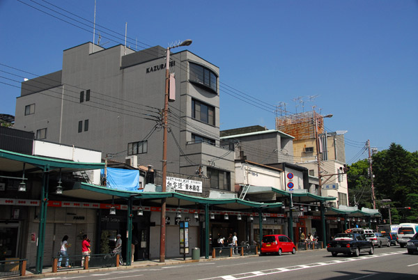 Back on Shijo-dori heading east towards the temple district