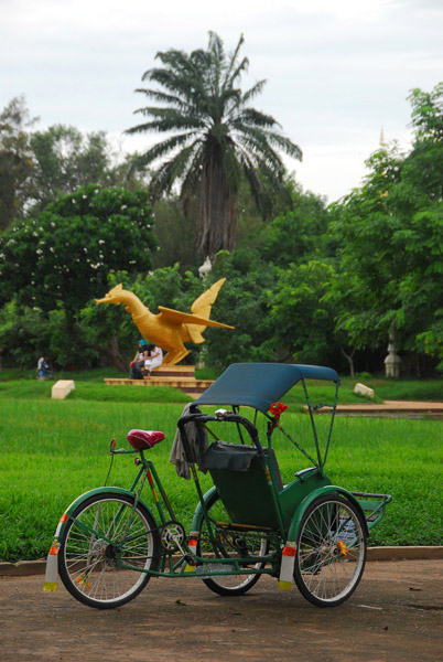 Front-loading bicycle rickshaw, Sothearos Blvd