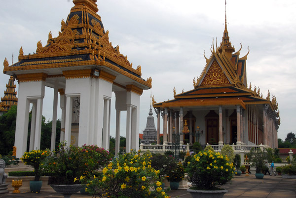 Pavilion with the statue of King Norodom in front of the Silver Pagoda