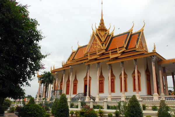 Wat Preah Keo - contains Maitreya Buddha with 9,584 diamonds dressed in royal regalia