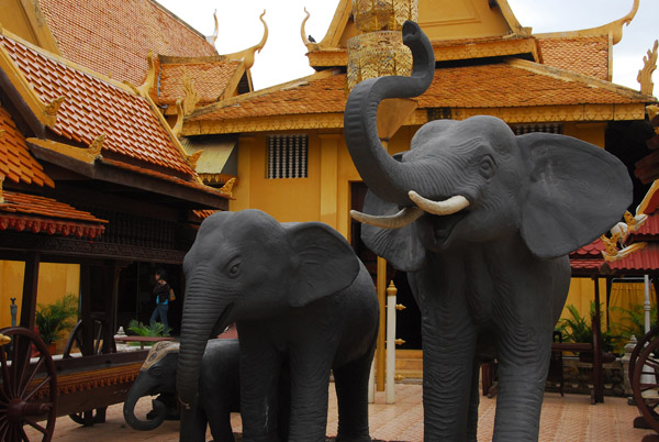 Elephant statues near the old Royal Elephant Stables