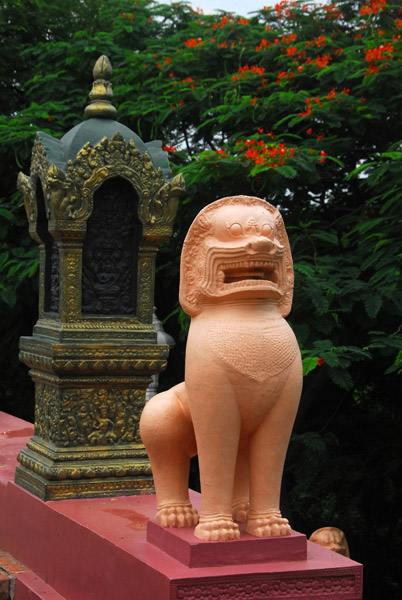 Cement replica lion statue, Wat Phnom