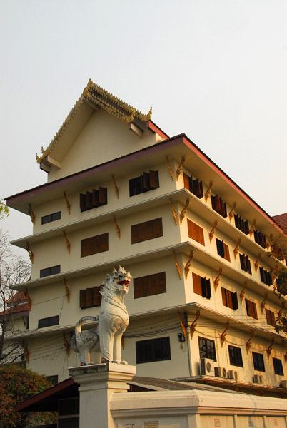 Modern monastery building, Wat Phra Singh