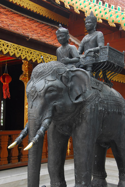 Statue of King Kue Naone mounted on an elephant