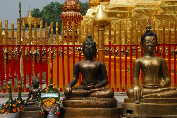 Buddhas surrounding the central chedi, Wat Phra That Doi Suthep