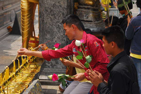 Thais lighting insense sticks, Wat Phra That Doi Suthep