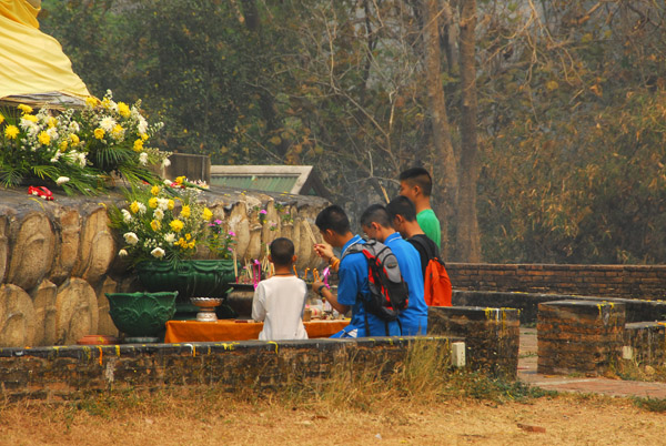 Young Thais making offerings at Wat U Mong