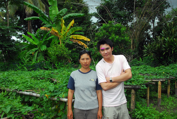 Jeng and his mother