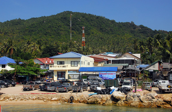 Ko Tau - village at the ferry pier with several dive shops