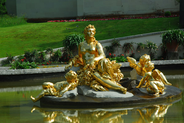 Gilded baroque statue in the main fountain, Linderhof