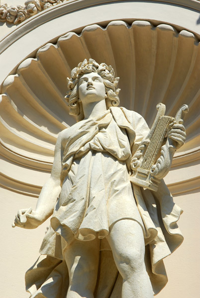 Sculpture on the west facade of Linderhof