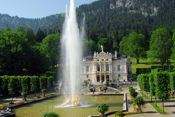 The main fountain of Linderhof Palace is turned on several times a day
