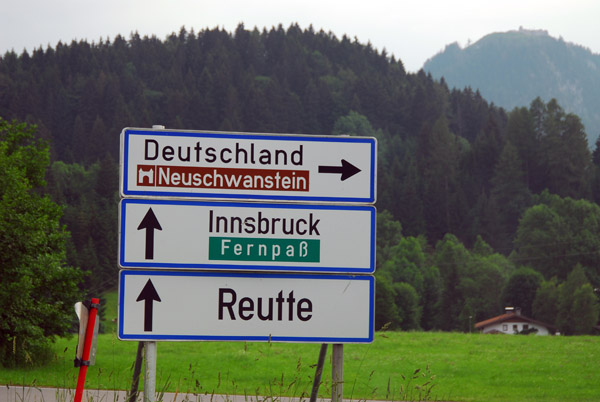 Austrian roadsign - Deutschland (Neuschwanstein), Innsbruck (Fernpaß), Reutte