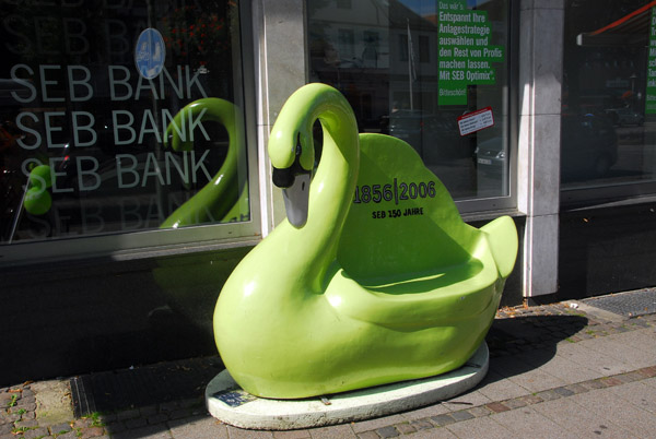 Neumnster - swan bench