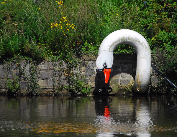 Neumnster - swan shaped pipe, Teich