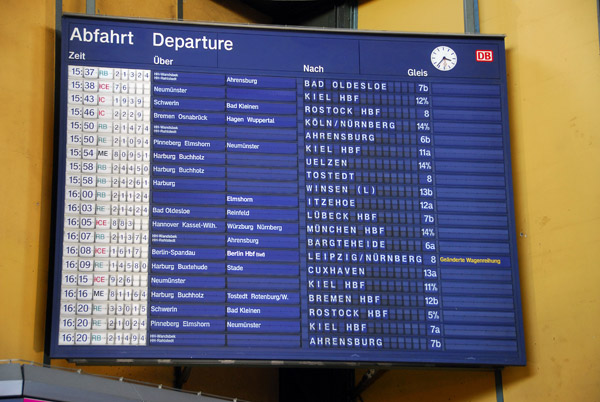 Hamburg Hbf - departure board