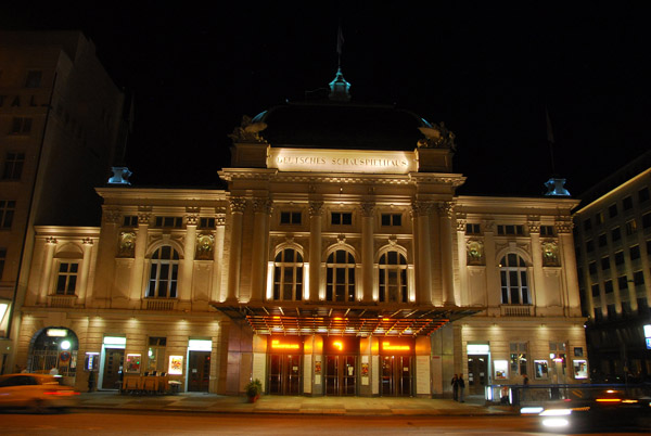Deutsches Schauspielhaus - night