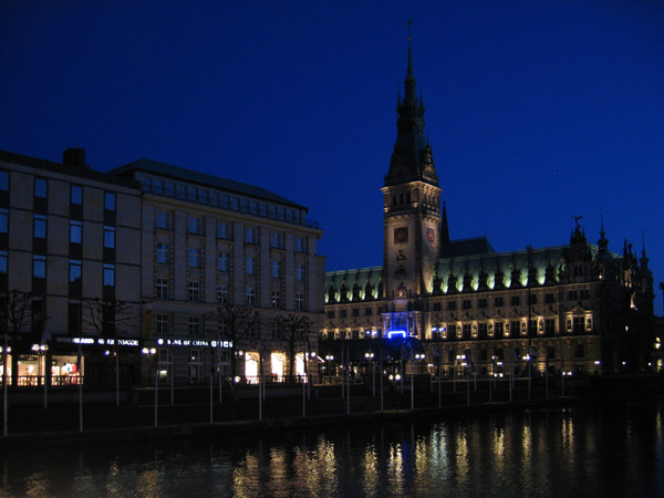 Kleine Alster & Hamburger Rathaus, nachts